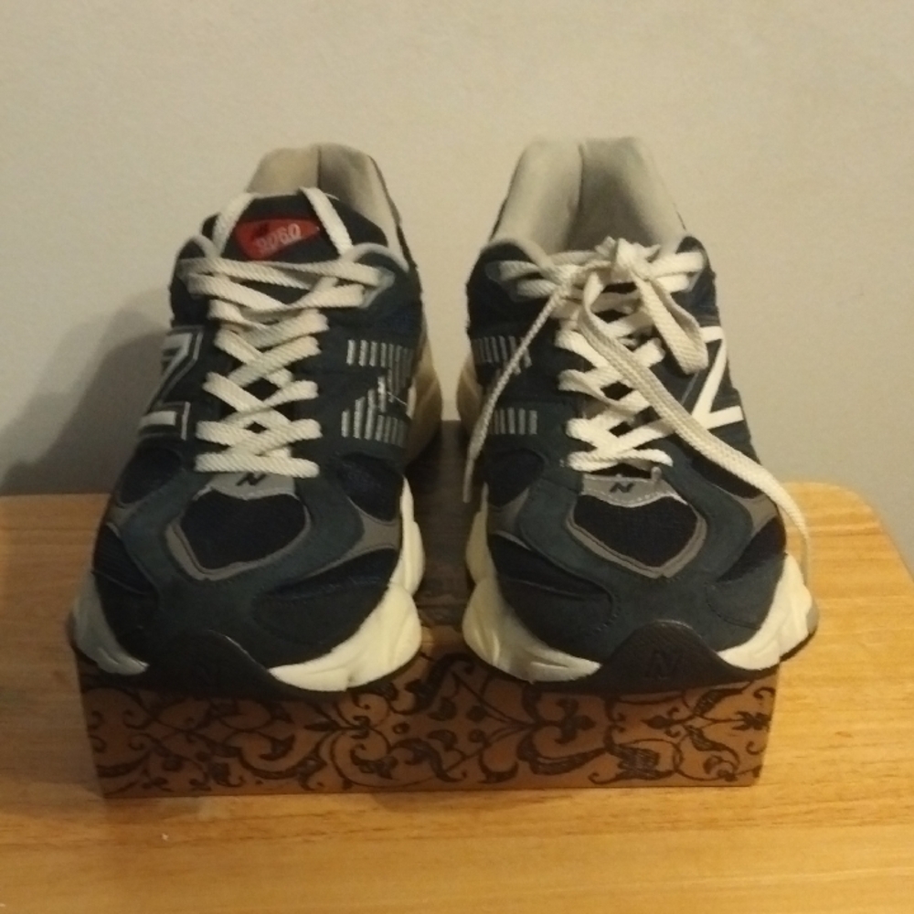 Used Men's Navy and White Athletic New Balance Sneakers - Size To 10